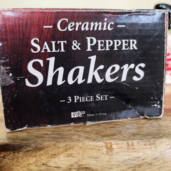 Vintage Ceramic Santa Boots in Chimney Salt and Pepper Shakers - Picture 11 of 11